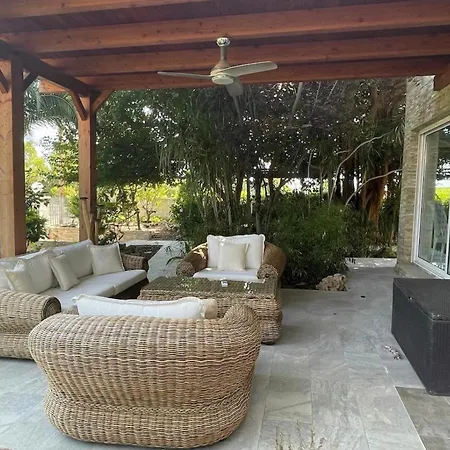 Δωμάτια σε οικογενειακή κατοικία Con Bano Privado Frente A La Piscina, Maximo 2 Personas, No Es La Casa Completa *