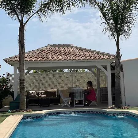 Проживание в семье Con Bano Privado Frente A La Piscina, Maximo 2 Personas, No Es La Casa Completa
