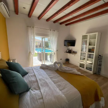 Con Bano Privado Frente A La Piscina, Maximo 2 Personas, No Es La Casa Completa *