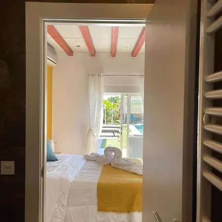 Проживание в семье Con Bano Privado Frente A La Piscina, Maximo 2 Personas, No Es La Casa Completa